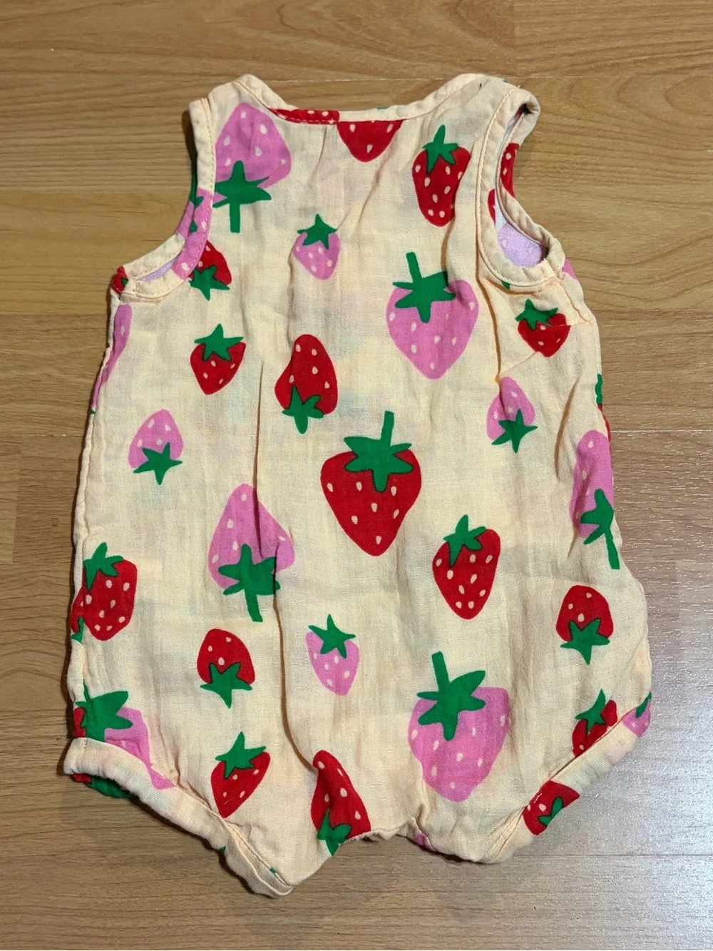 Infant GOOD Strawberry Old Navy Romper Size 3-6 months
